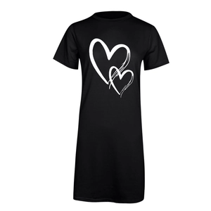 Detalle de corazones blancos superpuestos impresos en un vestido camiseta negro de manga corta