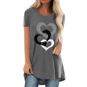 T-shirt gris pour femme avec imprimé trois cœurs et ourlet arrondi élégant