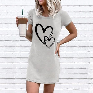 Vestido tipo camiseta corto gris claro de manga corta con estampado de doble corazón negro