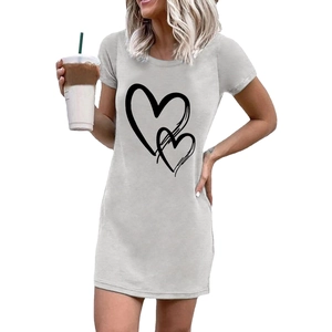 Detalle del estampado de corazones en un vestido corto gris de manga corta y cuello redondo