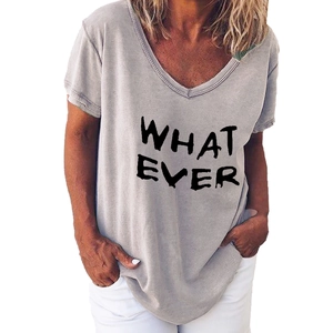 T-shirt gris pour femmes à col en V avec imprimé lettres WHAT EVER en noir mat