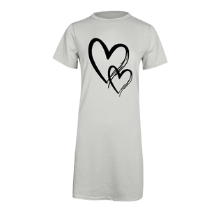 Detalle de los estampados de corazones negros en el vestido corto gris de manga corta