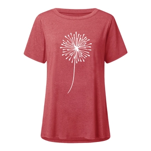 Détail de l'imprimé pissenlit sur le tissu rouge chiné d'un t-shirt à col rond et manches