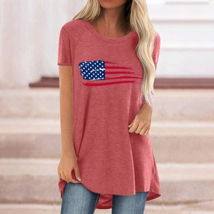 T-shirt décontracté rouge brique pour femmes avec imprimé drapeau et coupe asymétrique