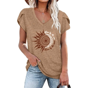 T-shirt femme col V kaki avec imprimé soleil et lune et manches à volants