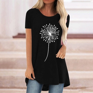 Vue détaillée de l'imprimé pissenlit sur t-shirt noir avec ourlet arrondi et col rond