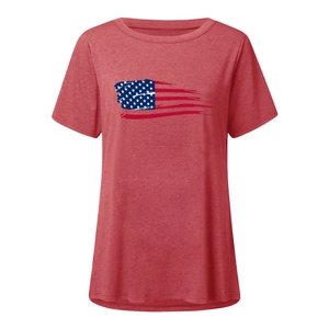 Gros plan d'un t-shirt rouge en coton avec un imprimé drapeau américain stylisé devant