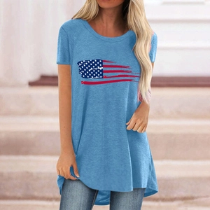 Détail d'un t-shirt bleu clair à manches courtes avec imprimé drapeau et ourlet courbé asymétrique