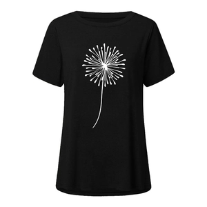 Détail de l'imprimé pissenlit blanc sur un t-shirt noir à manches courtes pour femmes