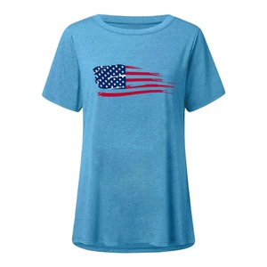 Détail d'un t-shirt bleu lac avec imprimé drapeau américain et texture chinée fine