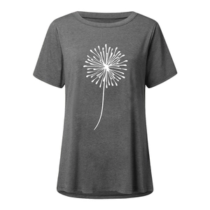 Détail de l'imprimé pissenlit sur le tissu gris chiné de ce t-shirt décontracté femme