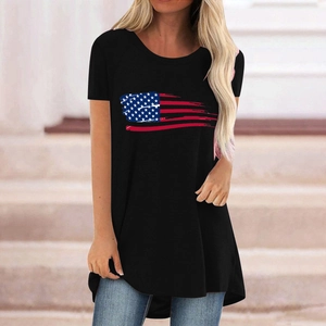 Détail de l'imprimé drapeau américain et de l'ourlet irrégulier sur ce t-shirt noir femme