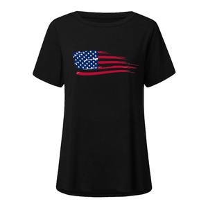 Détail de l'imprimé drapeau américain délavé sur un T-shirt noir à col rond en coton