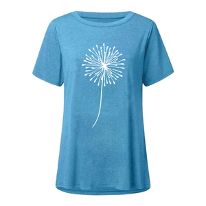 Détail de l'imprimé pissenlit sur un T-shirt bleu clair avec col rond classique