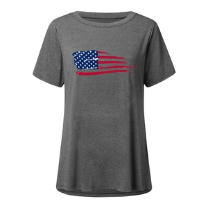 Vue détaillée de l'imprimé drapeau américain sur un t-shirt gris foncé à col rond