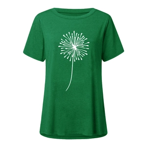 Vue à plat détaillée d'un t-shirt vert à col rond avec motif de pissenlit blanc
