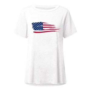 Détail de l'imprimé drapeau américain artistique sur un t-shirt blanc à col rond en coton