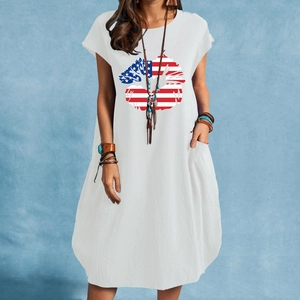 Weißes Leinenkleid in Mittellänge mit US-Flaggen-Lippenprint und praktischen Seitentaschen