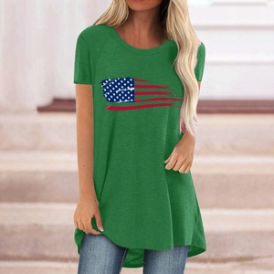 Détail du t-shirt vert armée avec imprimé drapeau américain sur haut décontracté