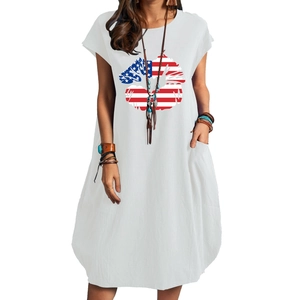 Detail eines weißen Baumwoll-Leinen-Kleides mit USA-Lippenprint und praktischen Taschen