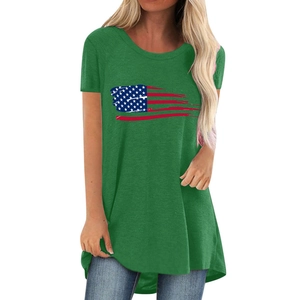 Détail de l'imprimé drapeau américain artistique sur un t-shirt long vert foncé