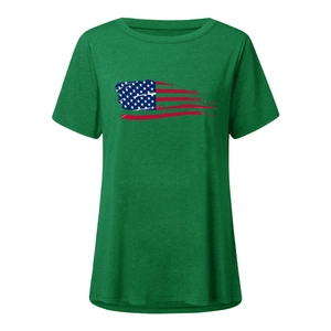 Détail de l'imprimé drapeau américain délavé sur un t-shirt vert à manches courtes