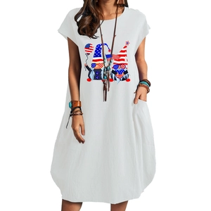 Robe décontractée blanche en coton et lin avec motif gnomes USA et grandes poches latérales