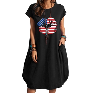 Detail eines schwarzen Leinenkleides mit Seitentaschen und USA-Flaggen-Lippenprint