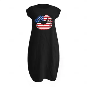 Detailaufnahme von schwarzem Kleid mit US-Flaggen-Lippendruck und Taschen aus Baumwolle
