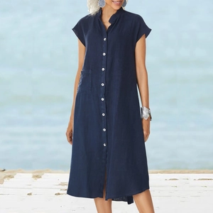 Robe chemise en coton et lin bleu marine avec col montant et boutons blancs contrastés