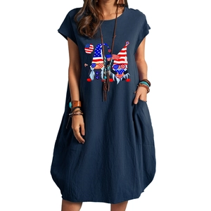 Détail de robe ample bleu marine en coton et lin avec imprimé gnome et poches pratiques