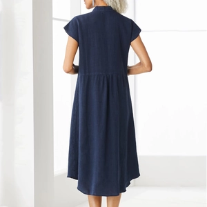 Vue de dos d'une robe mi-longue en lin bleu marine avec taille haute plissée élégante