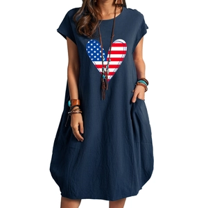 Abito in cotone e lino blu navy con stampa a cuore bandiera USA e tasche laterali