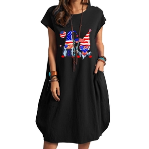 Détail d'une robe noire en coton et lin avec imprimé nain patriote et poches
