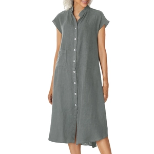 Détail d'une robe grise en coton et lin avec col montant, boutons et poche avant