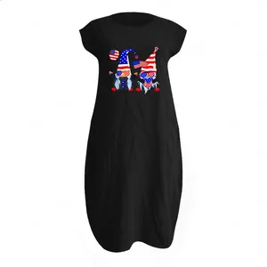 Détail de l'imprimé gnome patriotique sur une robe d'été ample en coton et lin