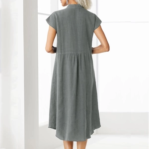 Détail du dos plissé et de l'ourlet incurvé d'une robe longue en lin gris foncé