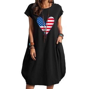 Dettaglio dell'abito nero oversize in cotone con stampa a cuore bandiera USA e tasche laterali