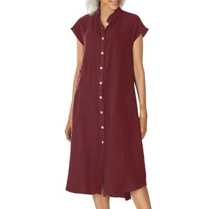 Détail de la robe chemise en lin rouge foncé avec col montant et poche pratique