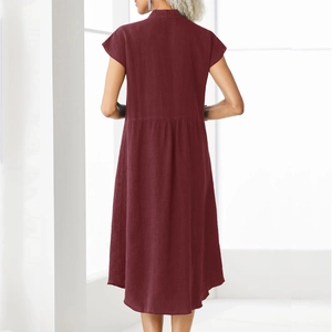 Détail de la taille plissée et de la texture du tissu d'une robe en lin bordeaux