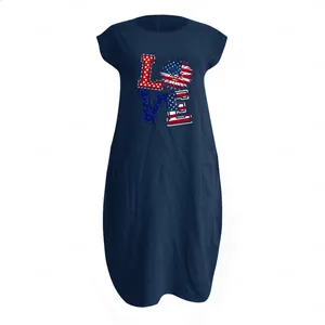 Detail eines ärmellosen marineblauen Leinenkleids mit USA-Flaggen-Print und Taschen