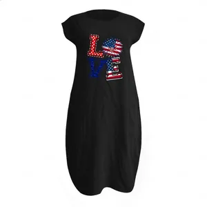 Flach liegendes schwarzes Rundhals-Baumwollkleid mit US-Sonnenblumen-Druck und Taschen