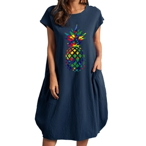 Dunkelblaues Sommerkleid aus Baumwollleinen mit buntem Ananasdruck und Seitentaschen