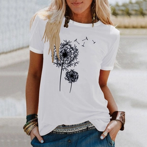 Détail de l'imprimé pissenlit sur un T-shirt blanc en coton à col rond porté par un mannequin