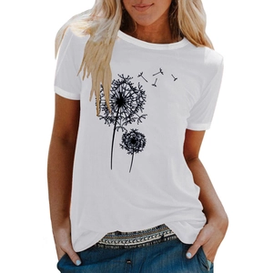 Détail de l'imprimé pissenlit sur le t-shirt blanc à col rond et manches courtes