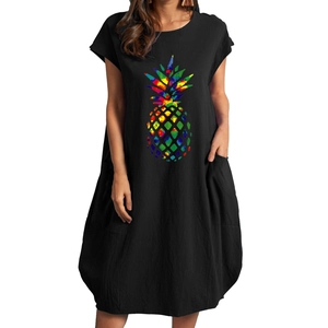 Details des bunten Ananas-Prints und der Baumwoll-Leinen-Struktur am schwarzen Kleid