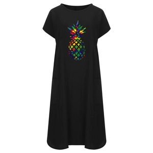 Detailansicht eines schwarzen Baumwoll-Leinen-Kleids mit buntem Ananas-Print und Taschen