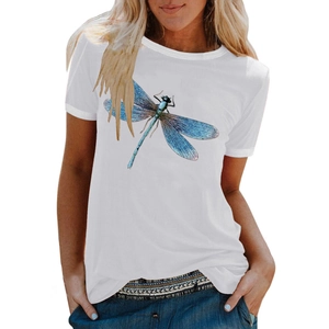 Gros plan détaillé du motif libellule bleue sur le t-shirt blanc pour femme
