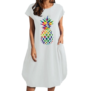 Detail des bunten Ananas-Prints und Seitentaschen an einem weißen Baumwoll-Leinenkleid