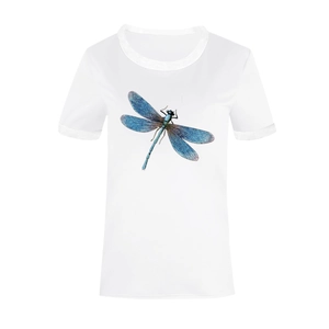 Gros plan sur l'imprimé libellule bleue avec détails des ailes sur un t-shirt en coton blanc